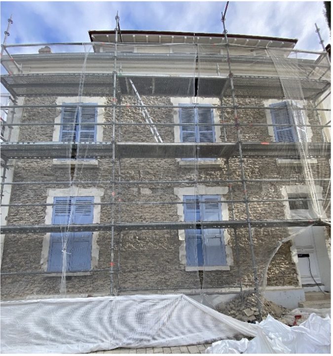 Façade en rénovation, échafaudage, volets bleus, Trianon Façades.