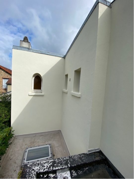 Façade blanche avec fenêtres, Trianon Façades.