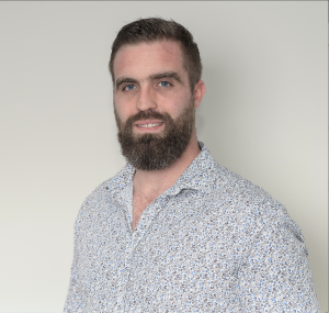 Homme souriant barbu Trianon Façades.