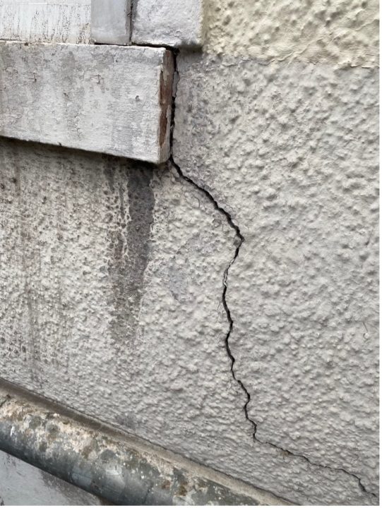 Cracked wall corner Trianon Façades.