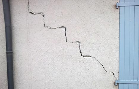 Cracked wall exterior Trianon Façades