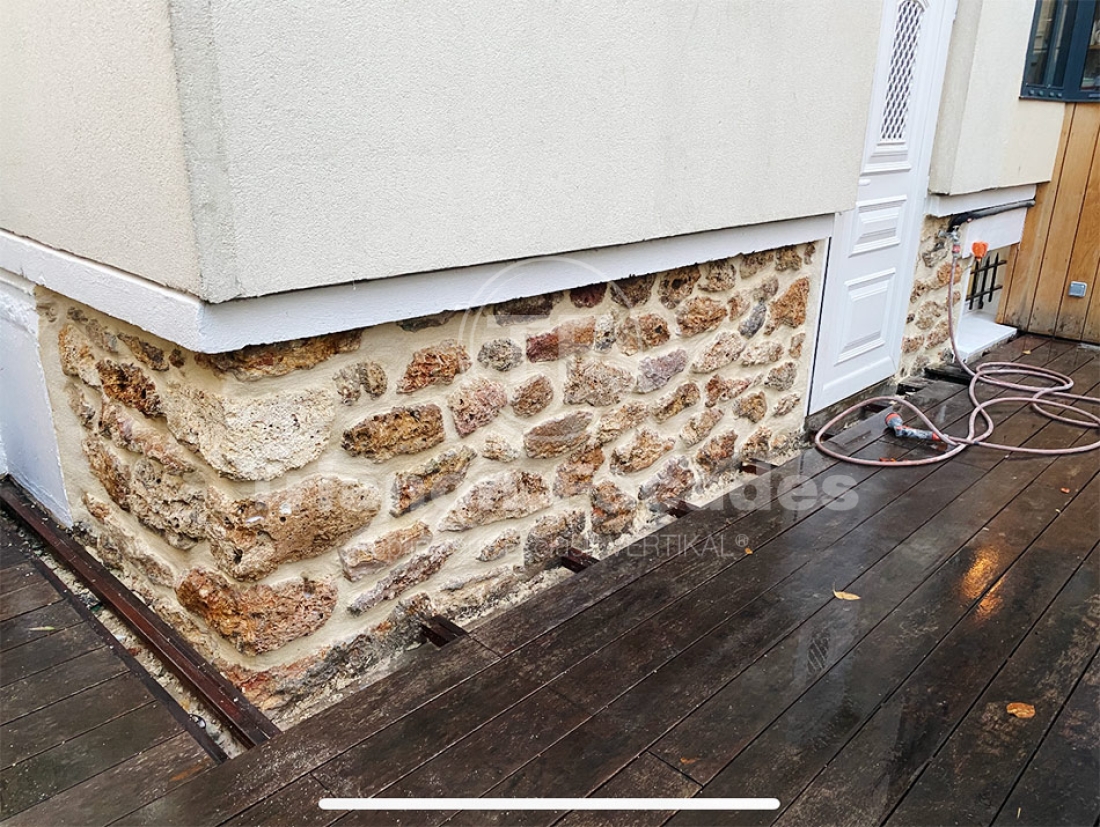 Façade en pierre Trianon avec outils de nettoyage