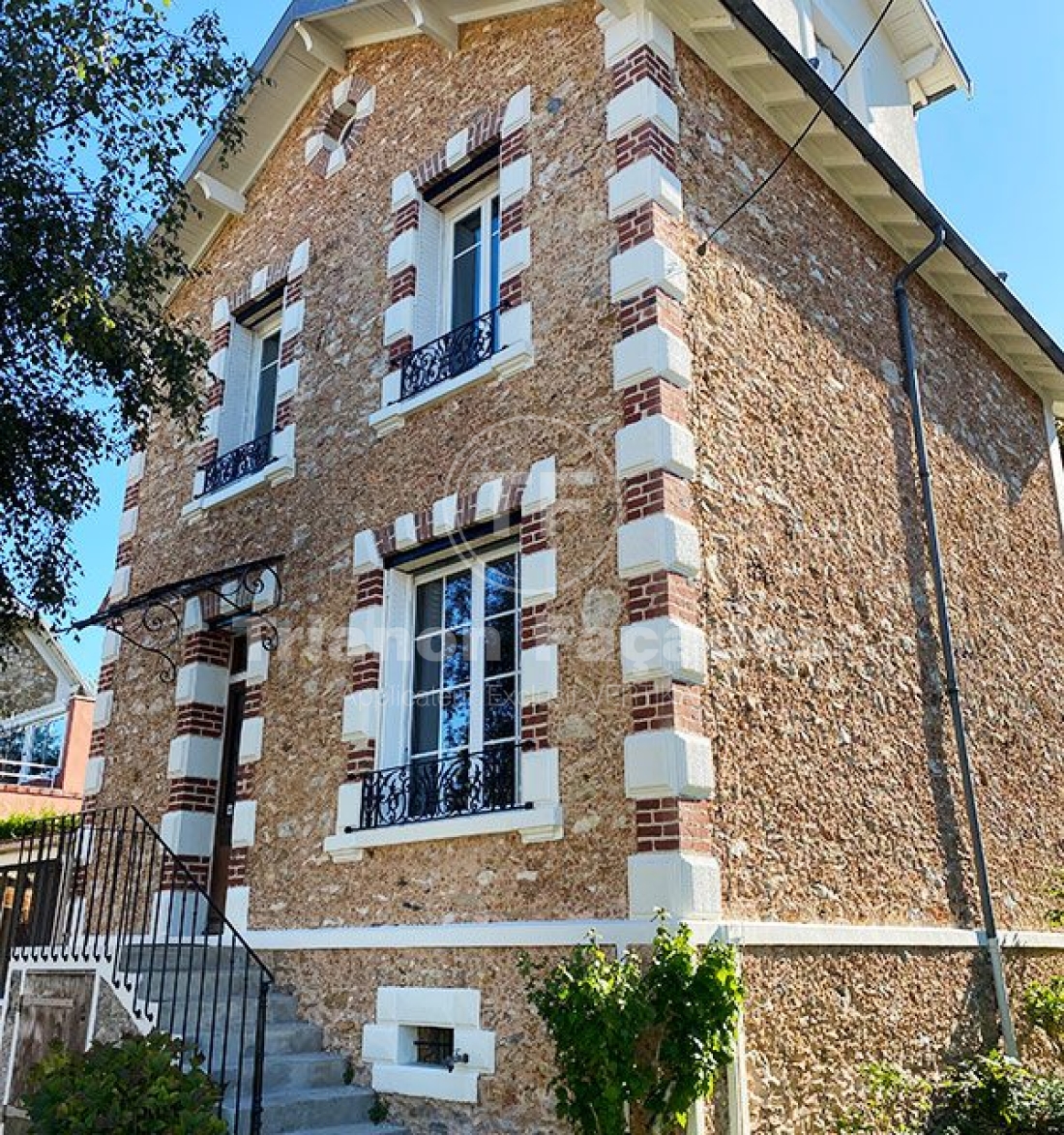 Ancien bâtiment en pierre avec fenêtres en arc, Trianon Façades.