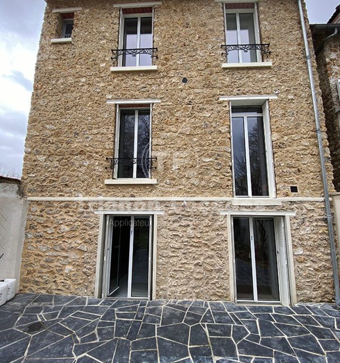 Façade en pierre avec fenêtres et portes. Trianon Façades.