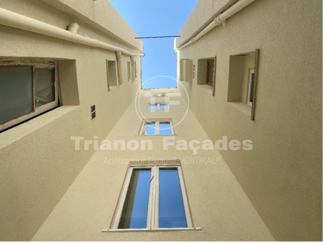 Façades de Trianon, vue de couloir avec fenêtres.