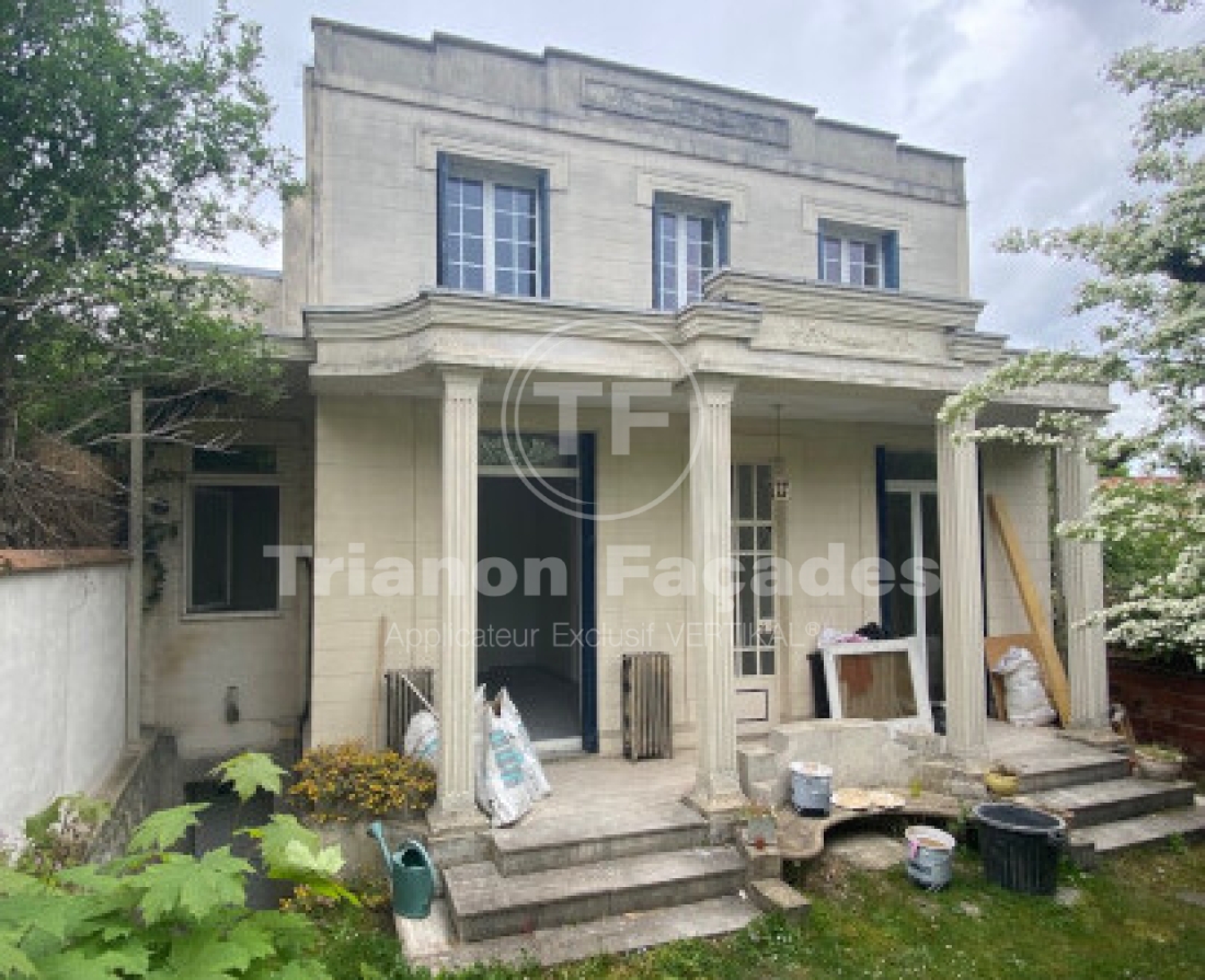 Maison Trianon Façades en rénovation avec colonnes et matériaux de construction.