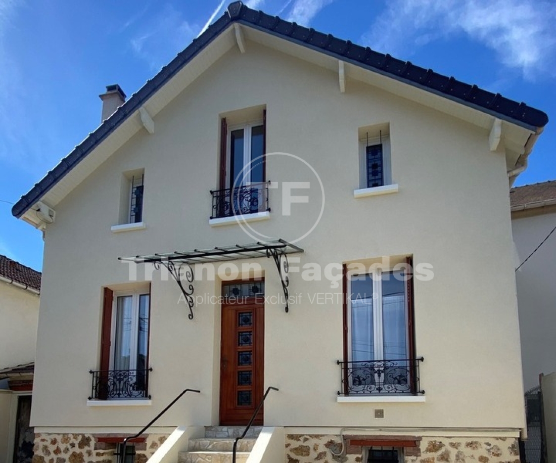 Maison moderne avec fenêtres et porte en bois, Trianon Façades.