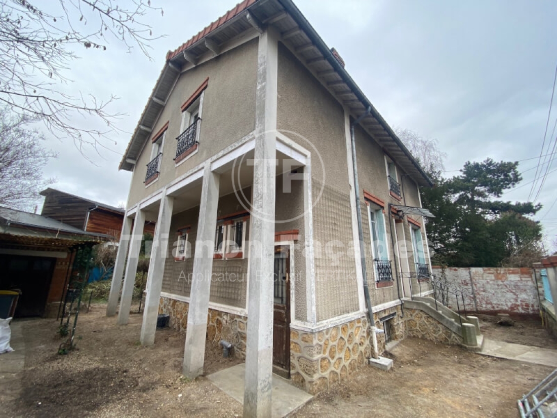 Maison à deux étages avec balcons et colonnes. Trianon Façades.