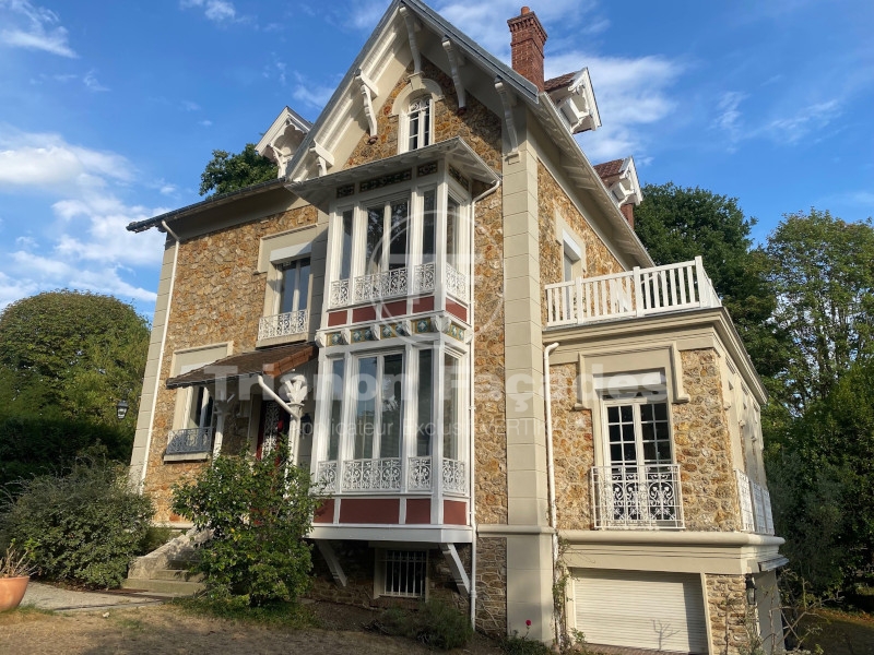 MISE EN PEINTURE DES MODENATURES, BOISERIES ET FERRONNERIES D’UNE MAISON EN PIERRES MEULIERES